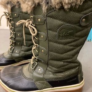 Sorel winter boots with fur trim